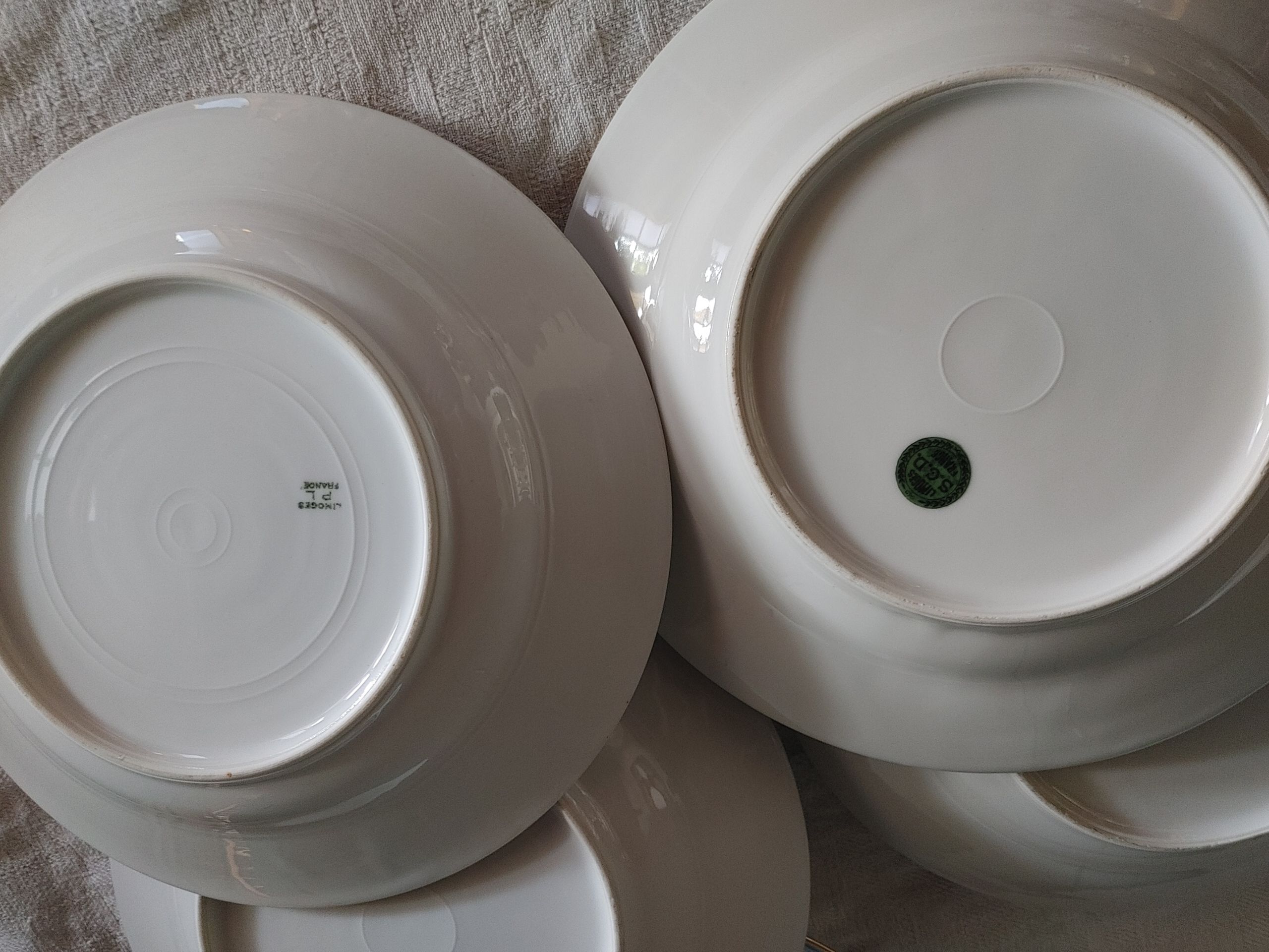 6 Assiettes creuses en porcelaine de Limoges  frise  Panier  fleuris et fruits - debut 20 ème