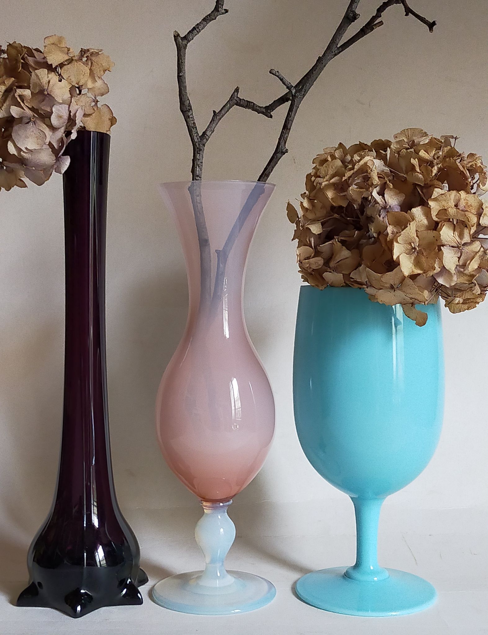 Vase à pied en opaline bleue vintage