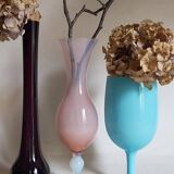 Vase à pied en opaline bleue vintage