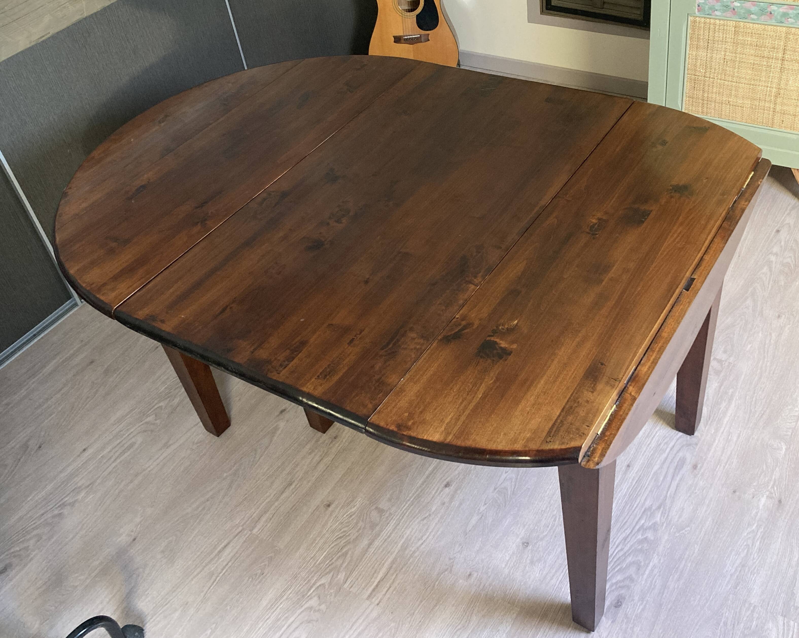 Extendable oval dining table