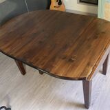 Extendable oval dining table