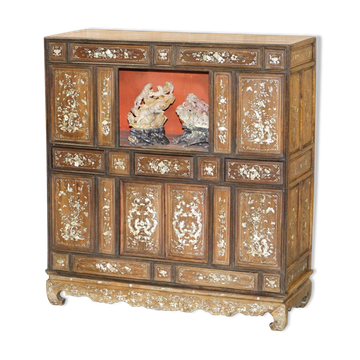 19th-century Chinese cabinet inlaid with mother-of-pearl