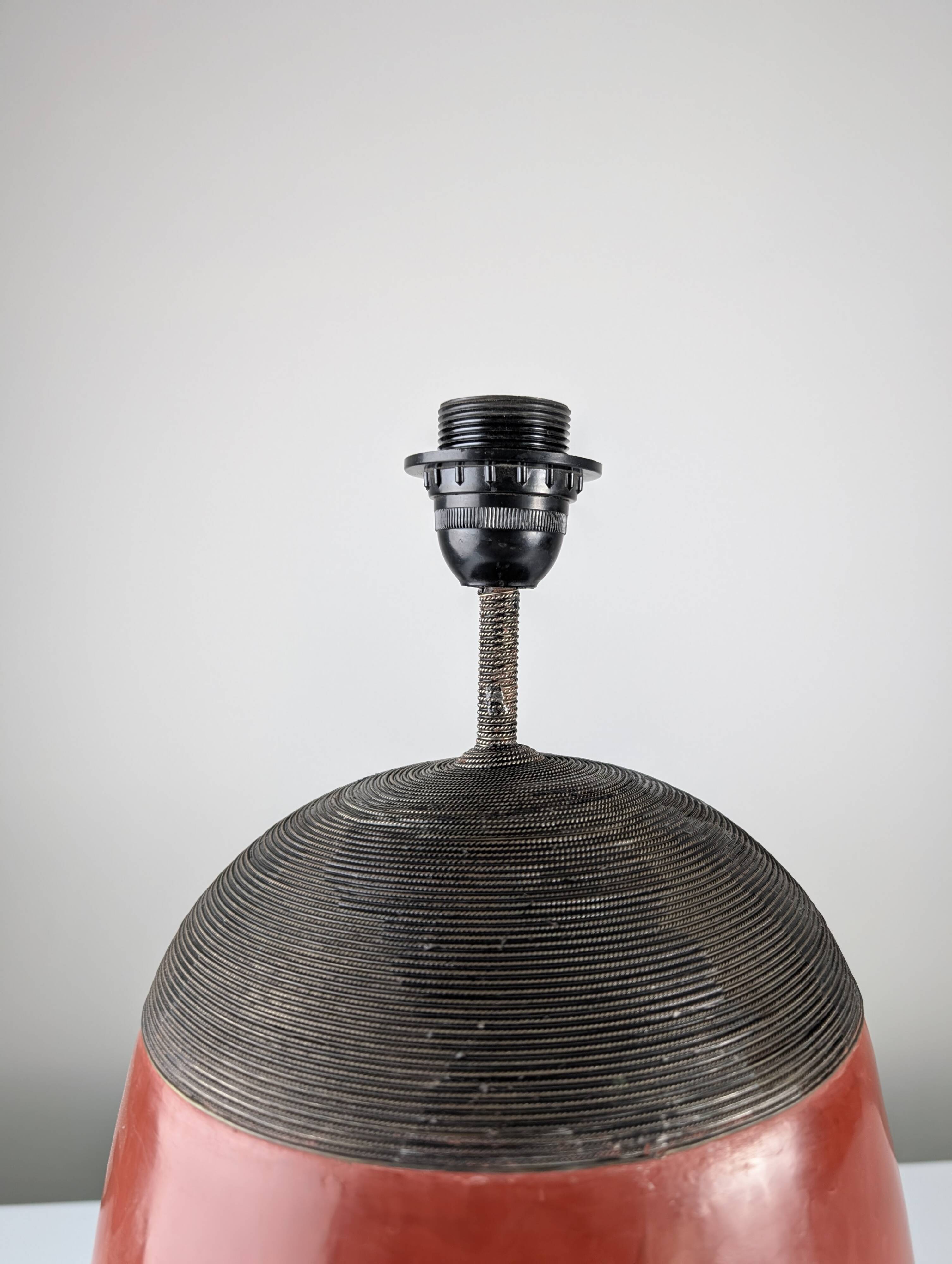 Lampe de table en terre cuite rouge avec filigrane en métal, design vintage des années 1980