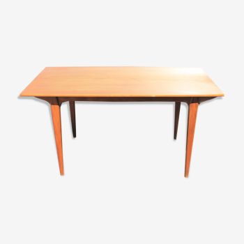 Table scandinave