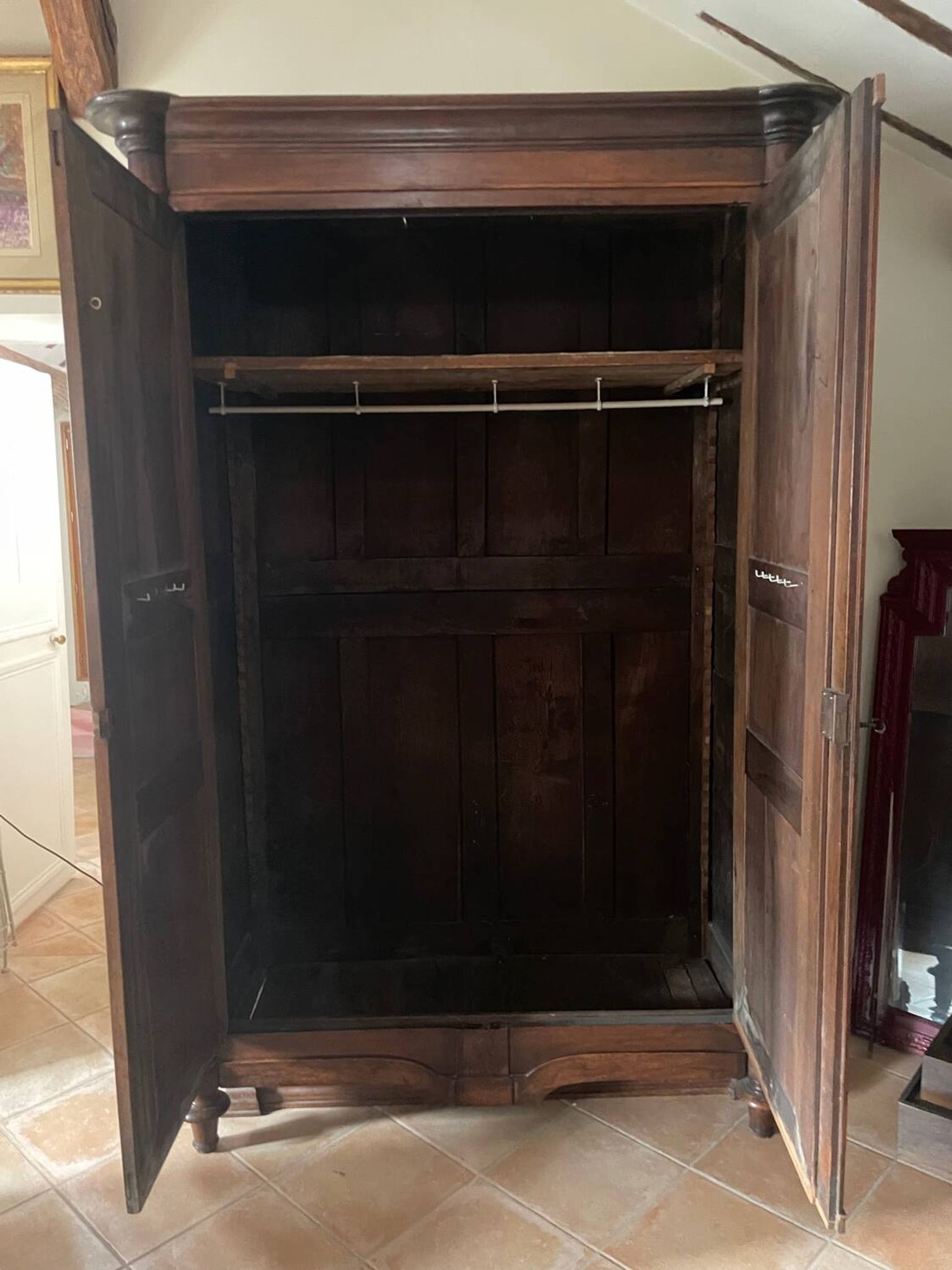 Mahogany wardrobe with fluted columns. Louis XVI style.