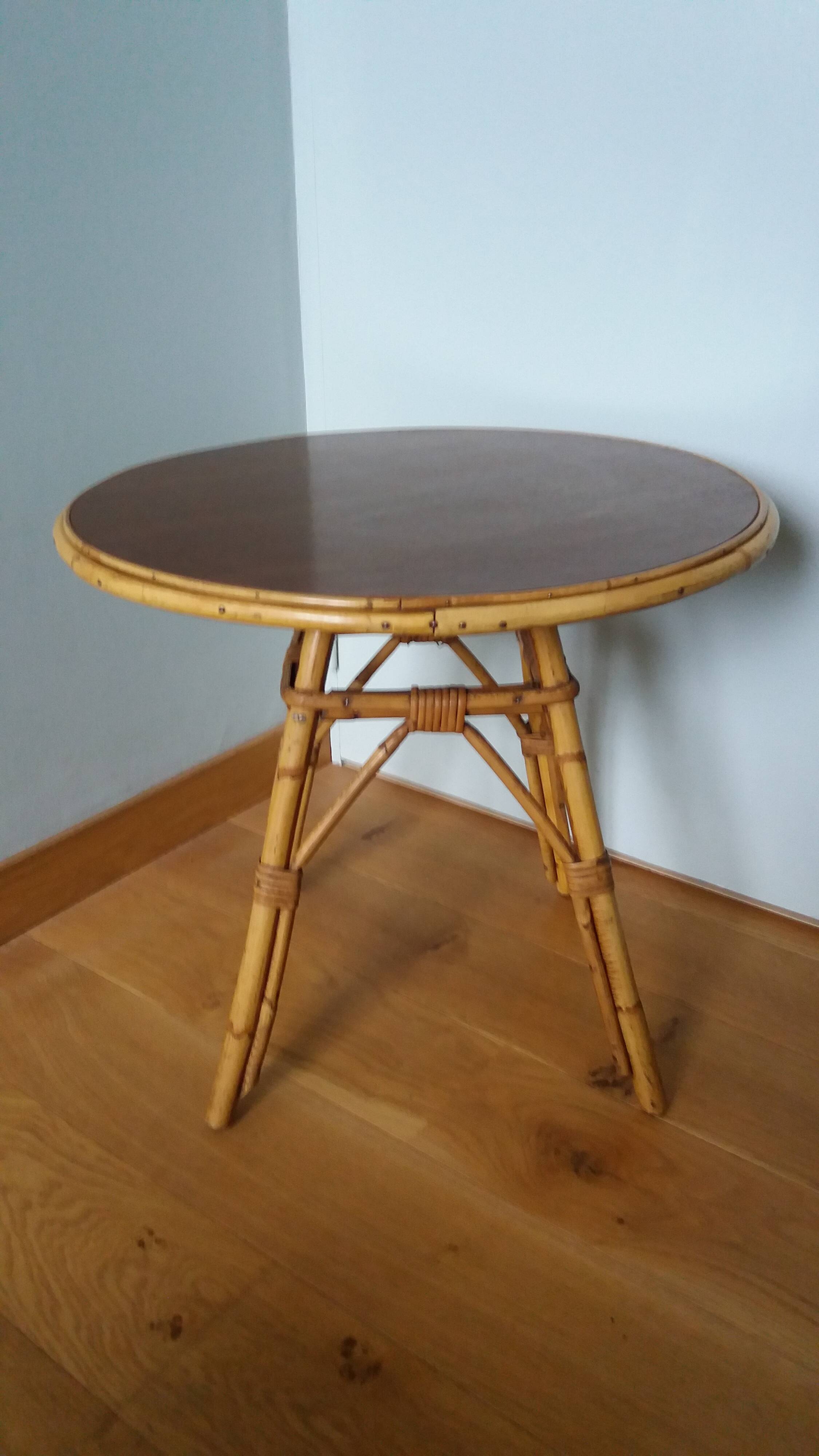 Round coffee table in wicker and bamboo