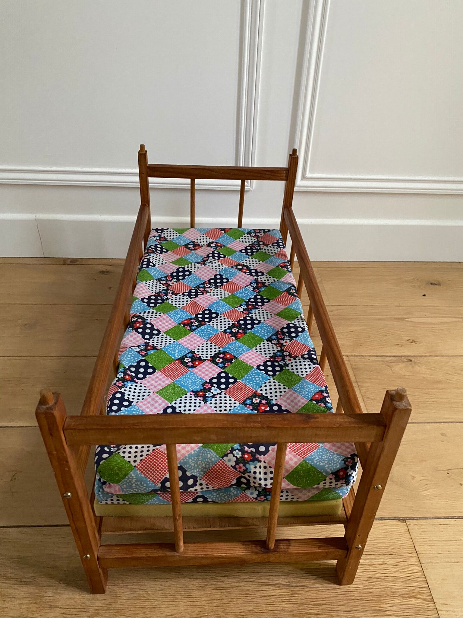 Dejou Vintage Wooden Dollbed 60s