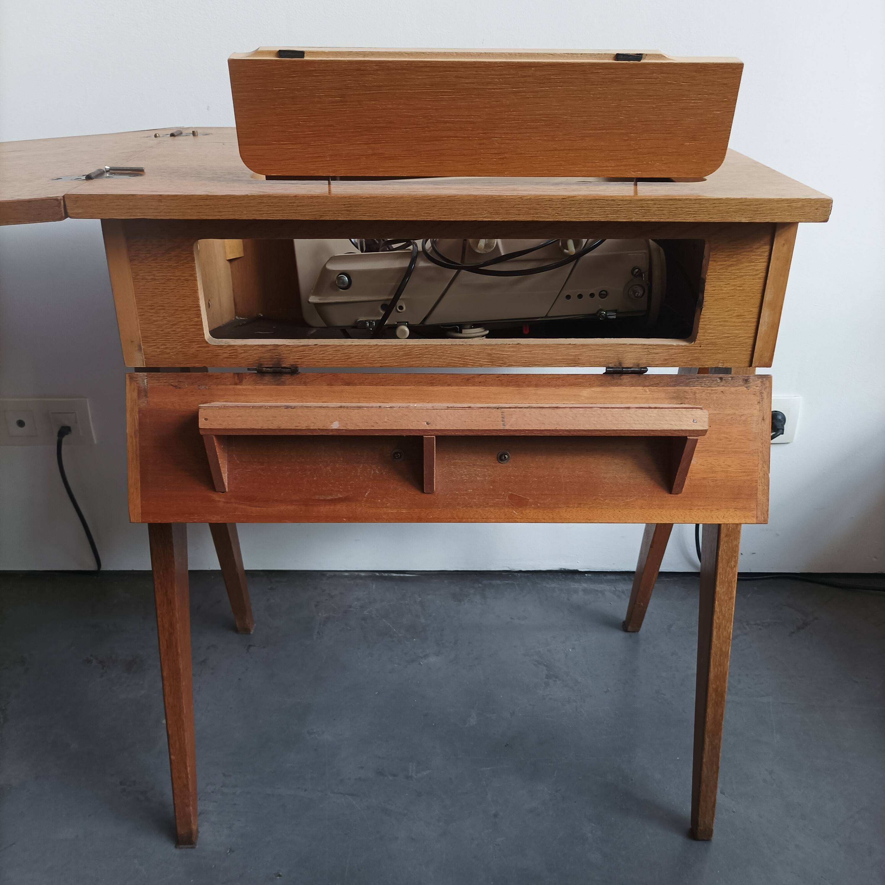 Side table with compass legs from the 50s/60s.