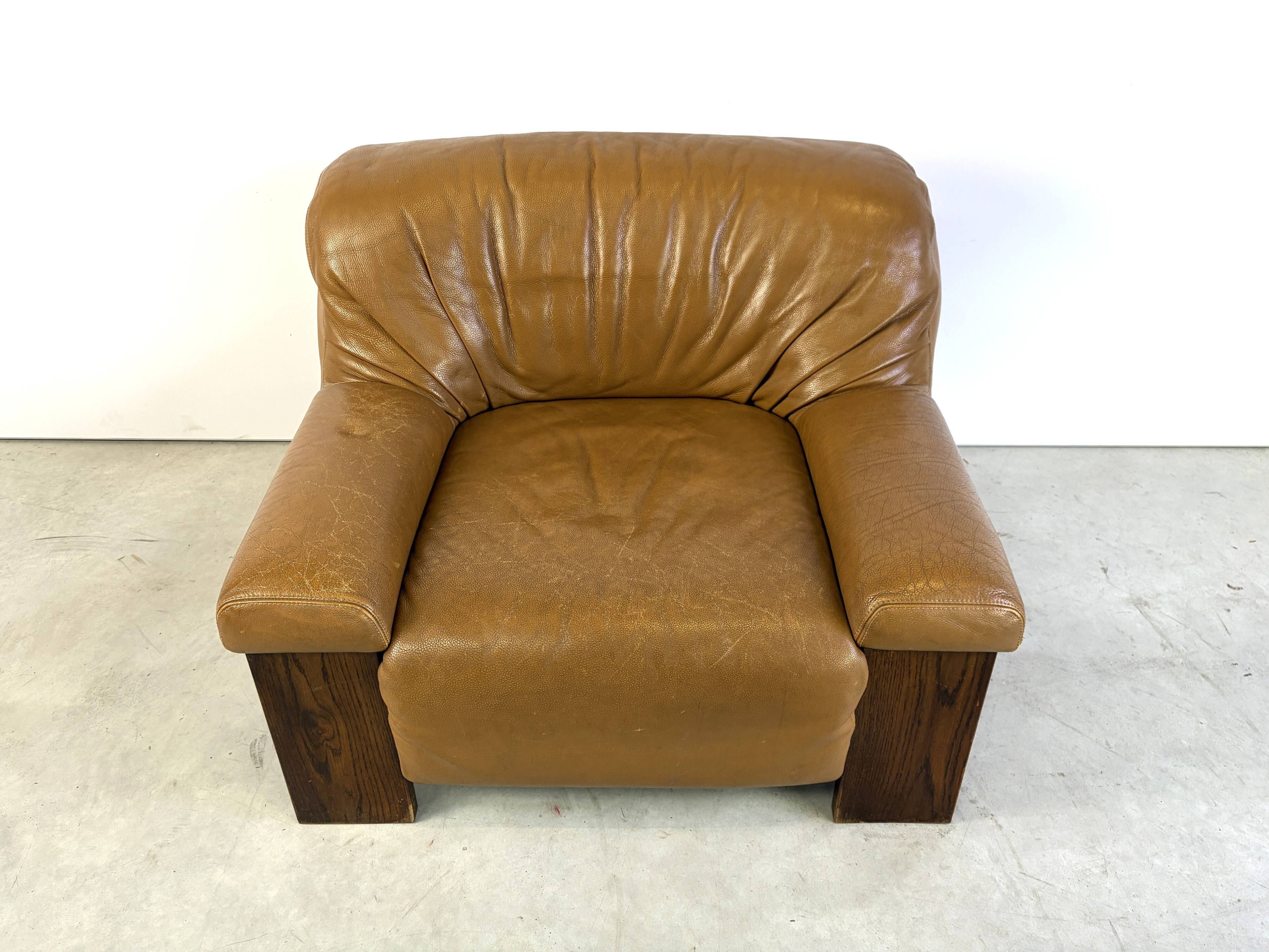 Fauteuil en cuir brutaliste, années 1960