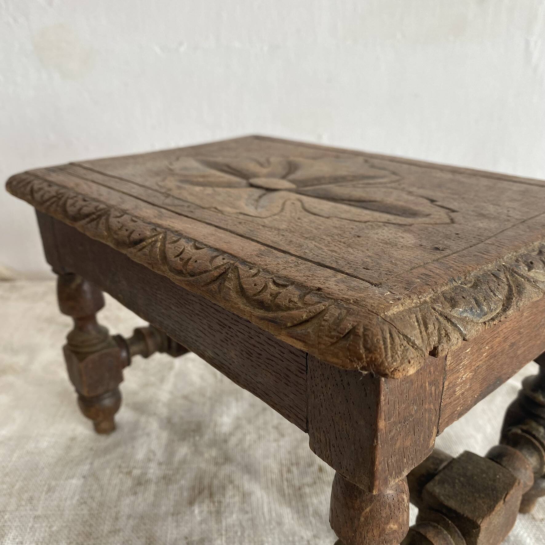 Ancien tabouret bas en bois tourné et gravé