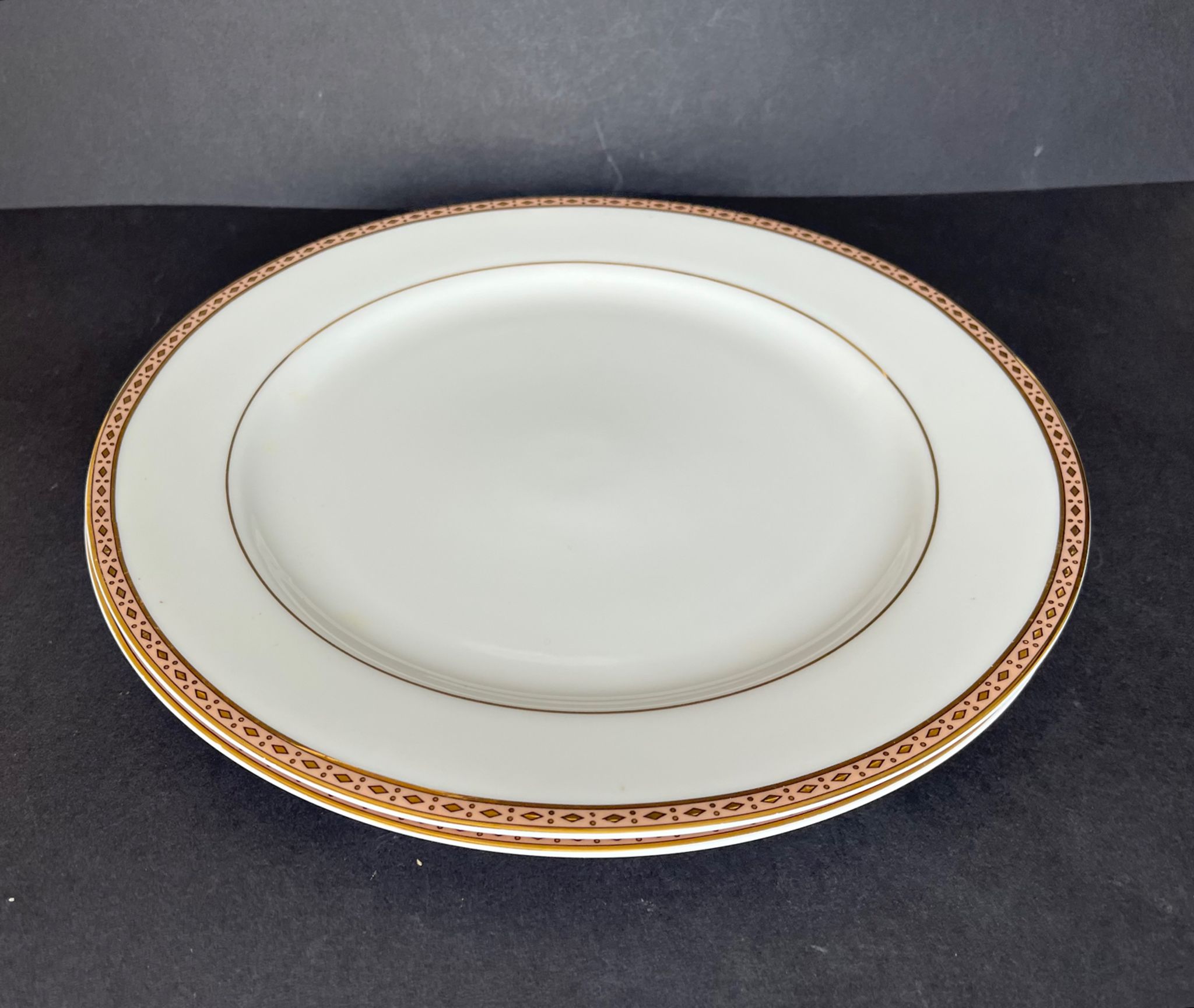 2 assiettes de présentation en porcelaine