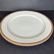 2 assiettes de présentation en porcelaine