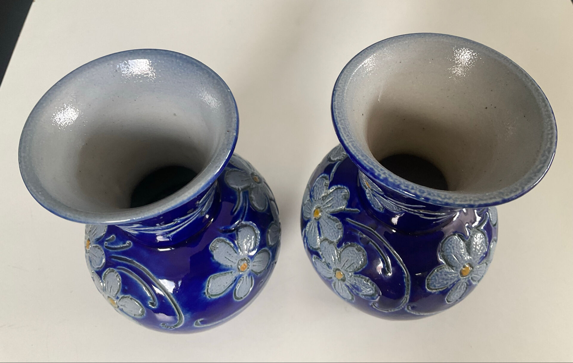 Paire de vases vintage en grès estampillés