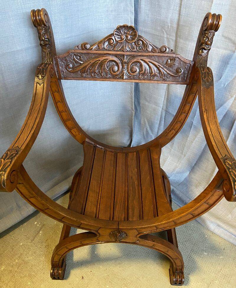 Siège, fauteuil Dagobert curule en noyer sculpté style Renaissance
