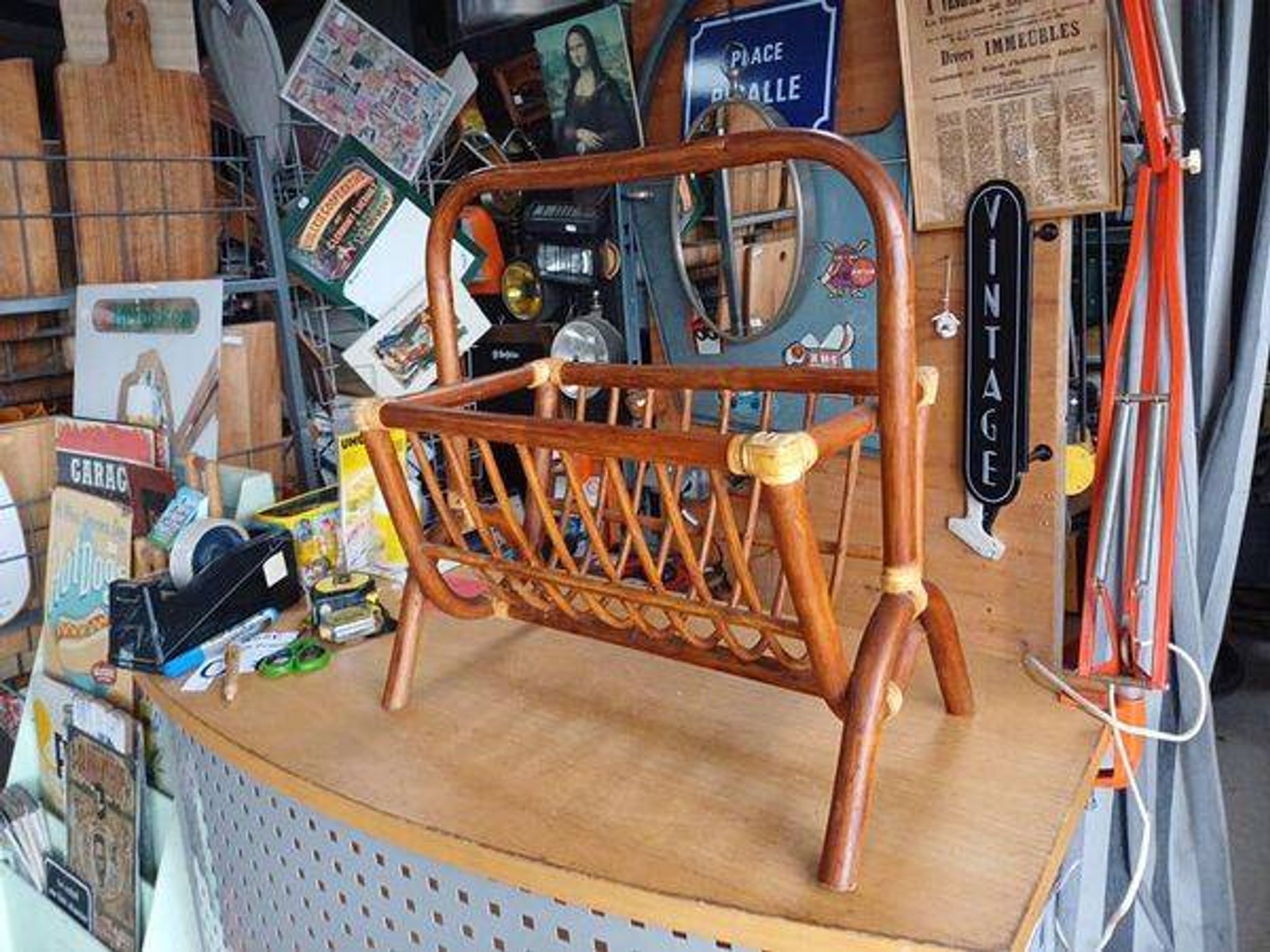 Porte revue rotin vintage 1960 env