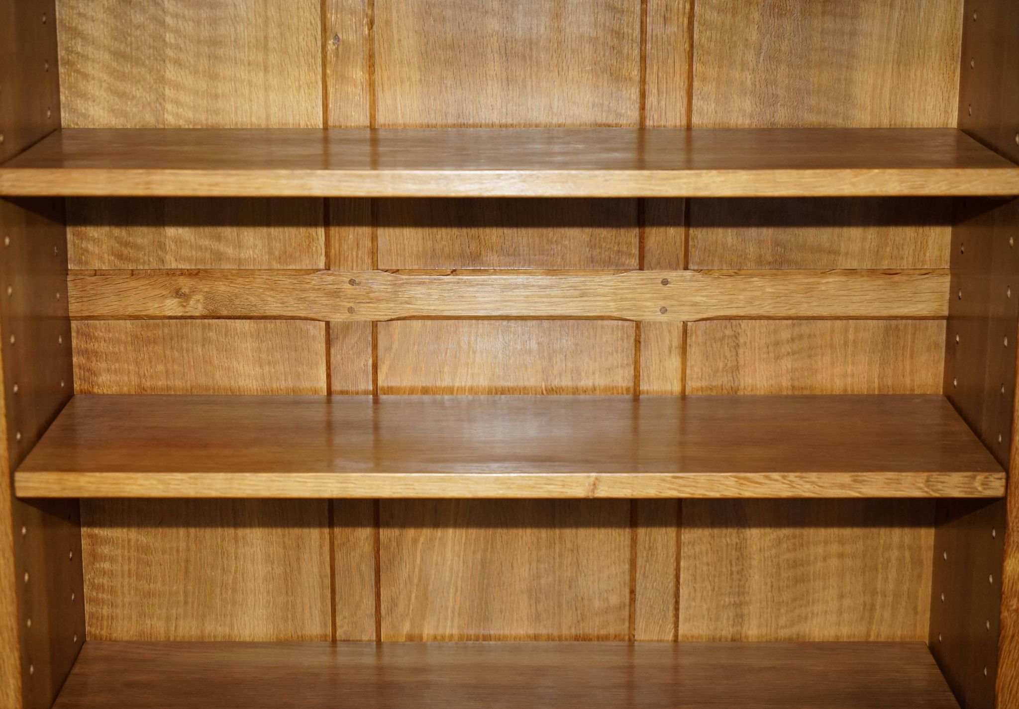 Paire de bibliothèques Robert Mouseman Thompson en chêne sculpté