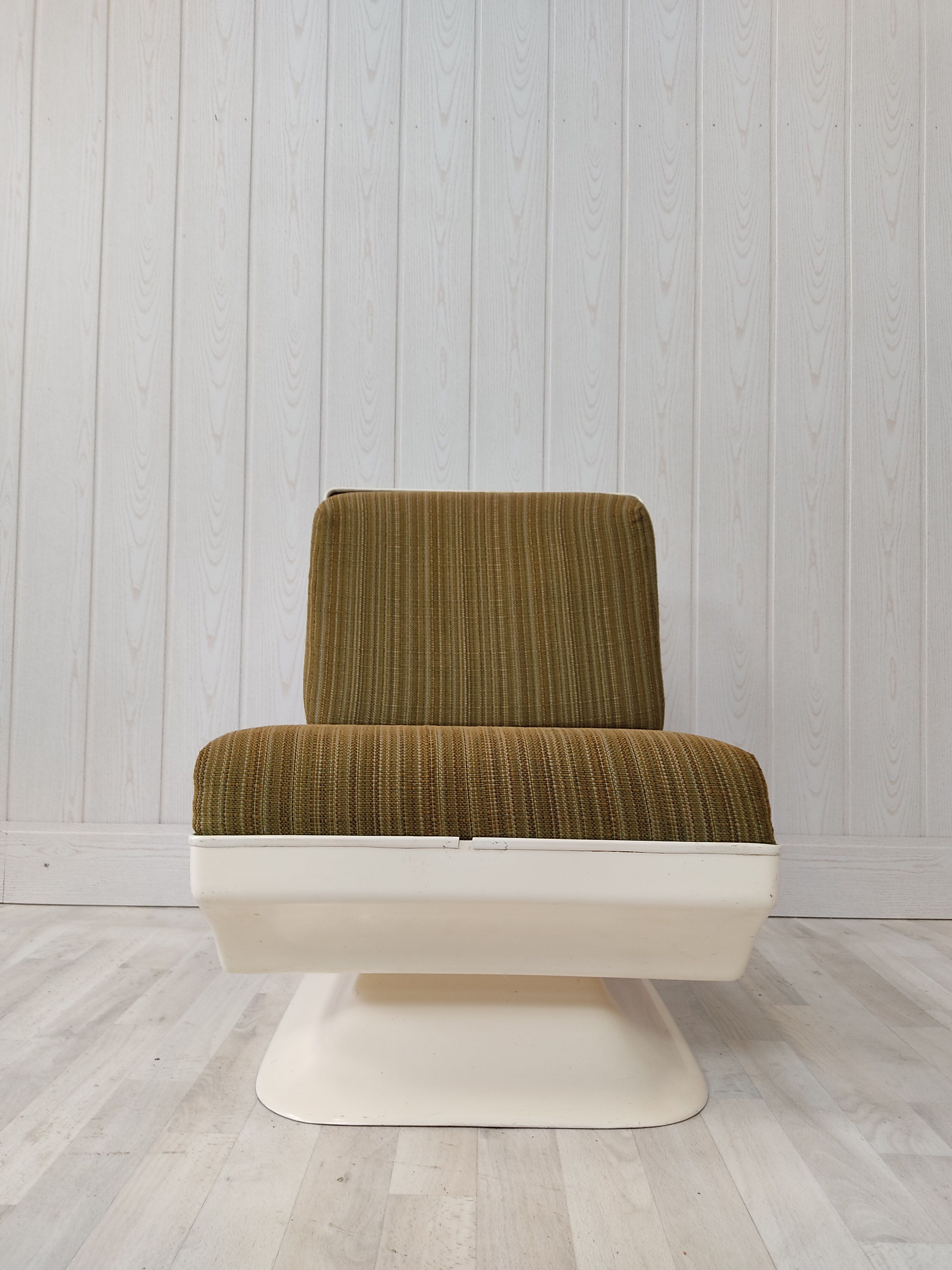 Space age 70s chair