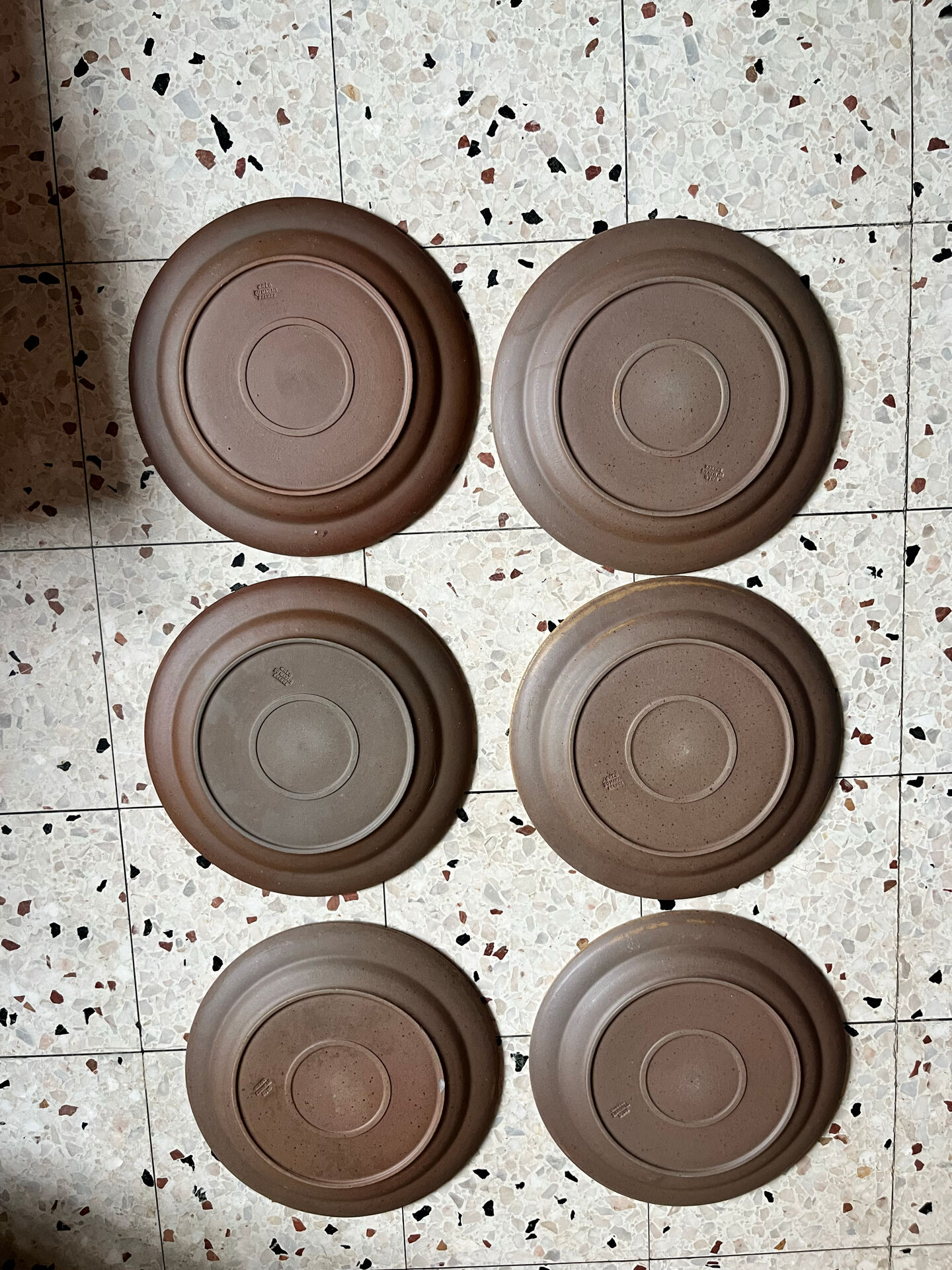 6 assiettes plates en grès 