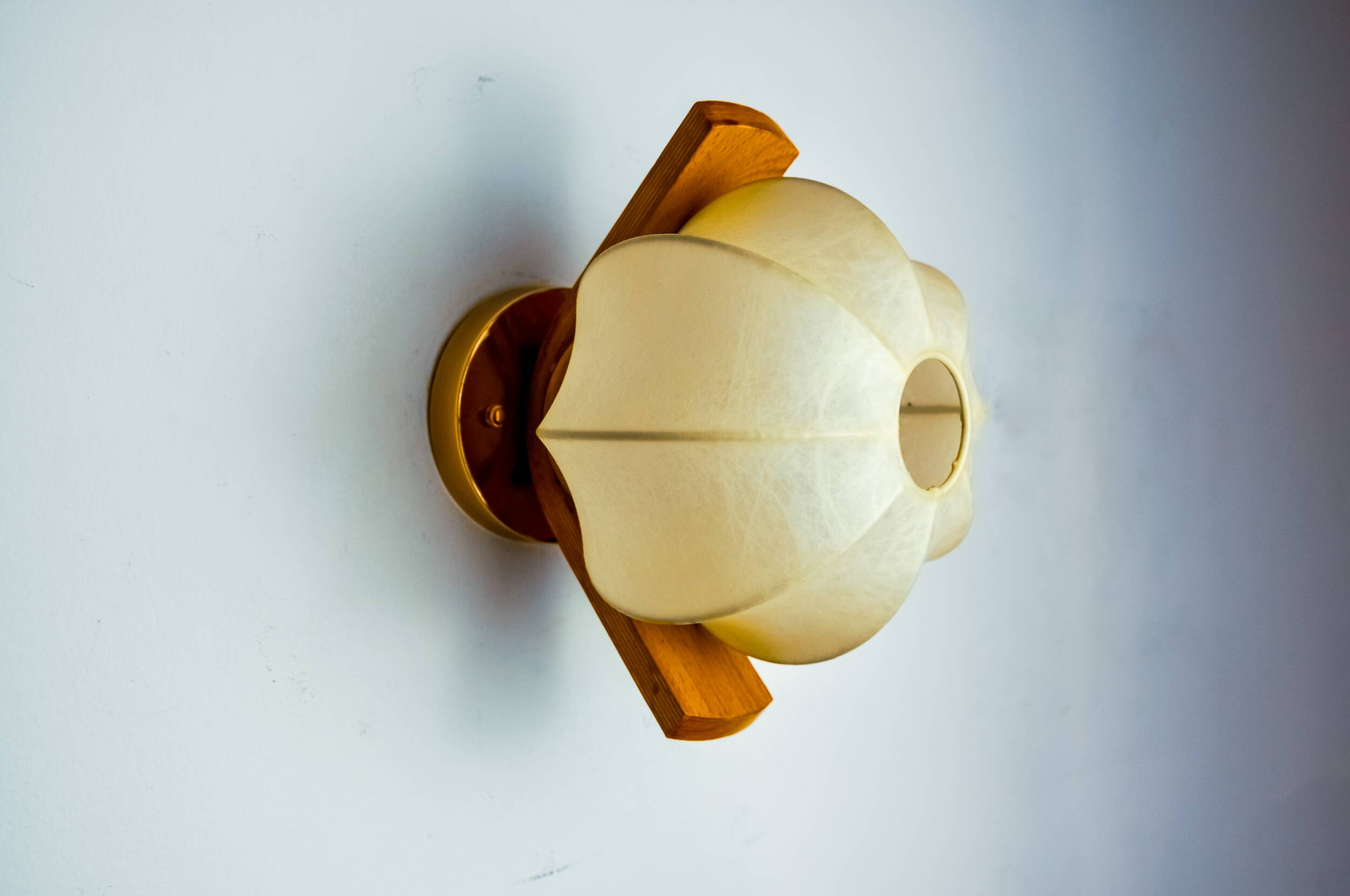 “COCOON” WALL LIGHT, RESIN AND PINE, ITALY, 1970