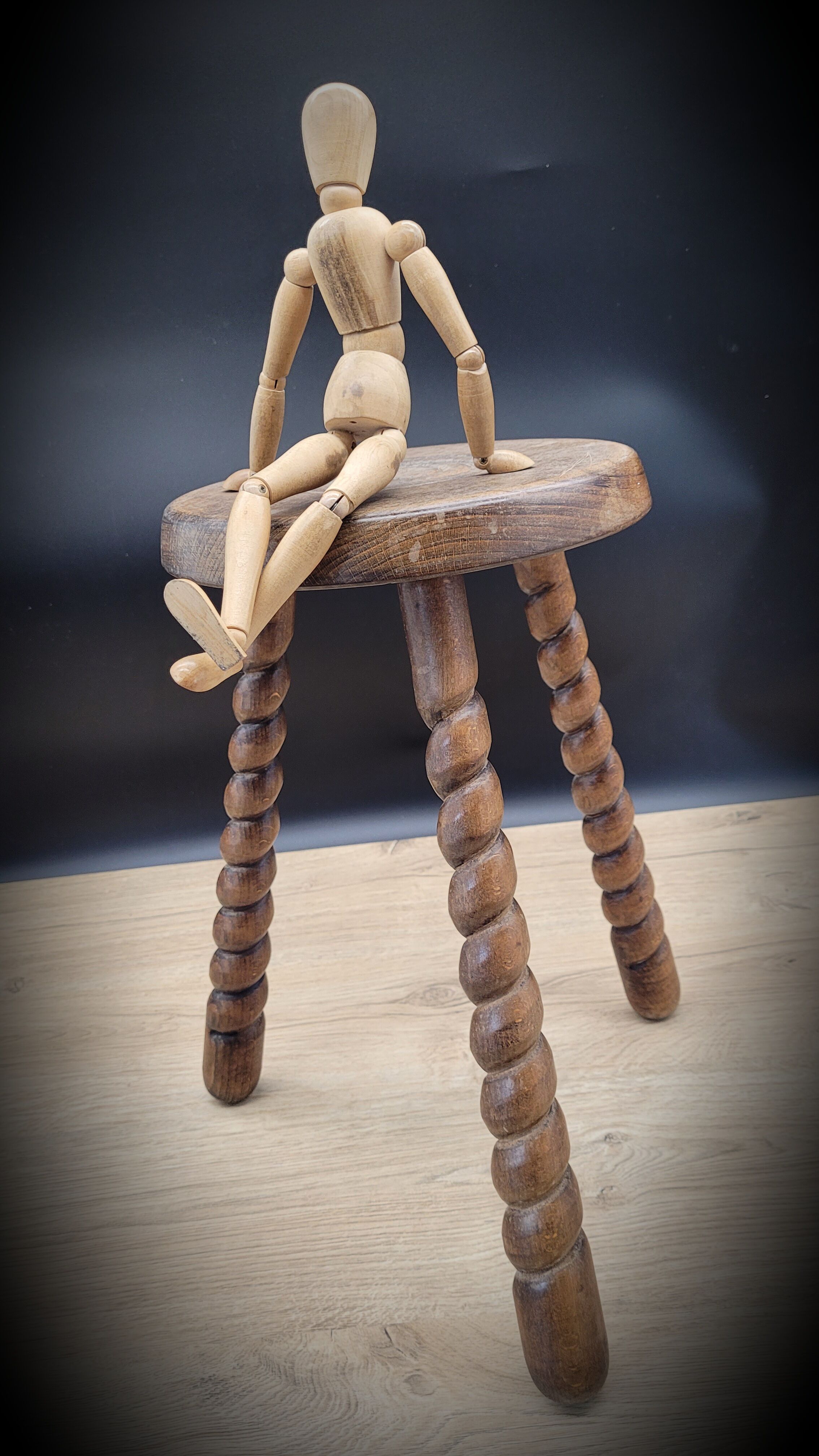 Tripod stool with turned feet