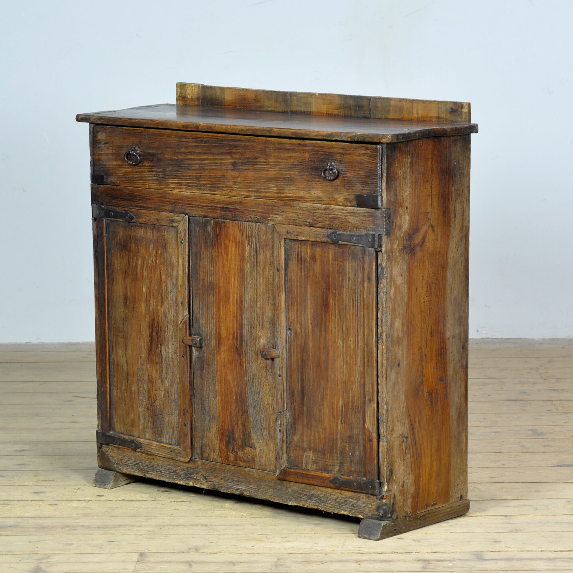 Cabinet en pin ancien, vers 1820