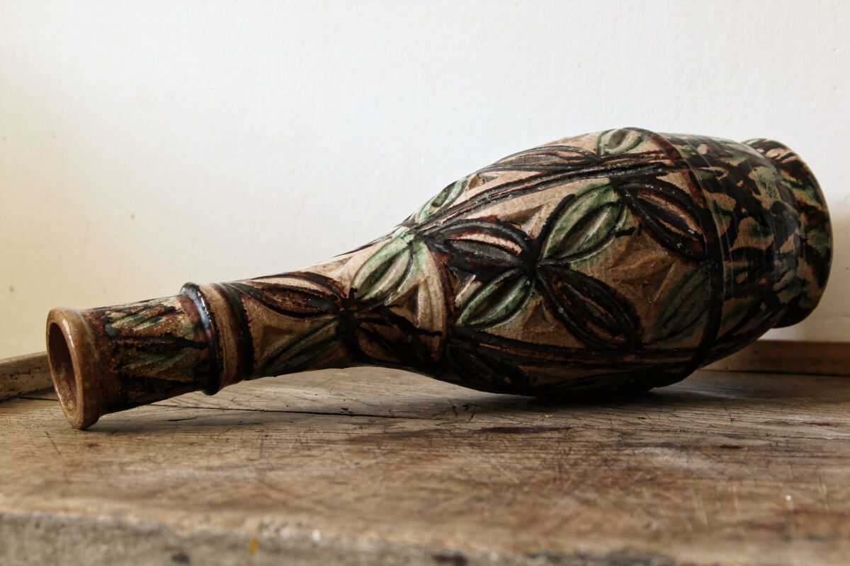 Gourd vase in high relief