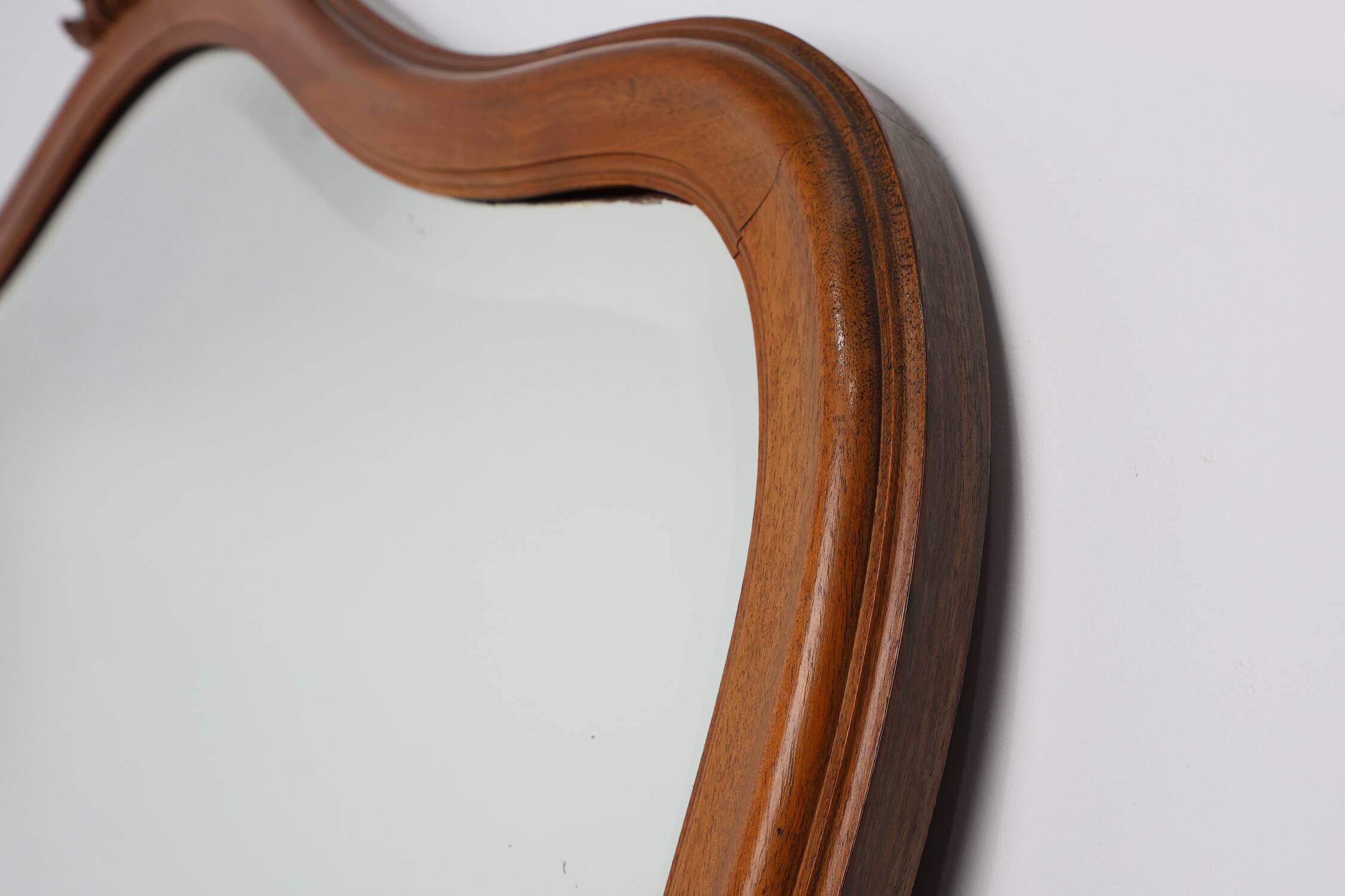 Miroir belge en chêne sculpté de style Louis XV du XXe siècle