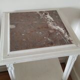 Table de nuit blanche avec dessus marbre rouge