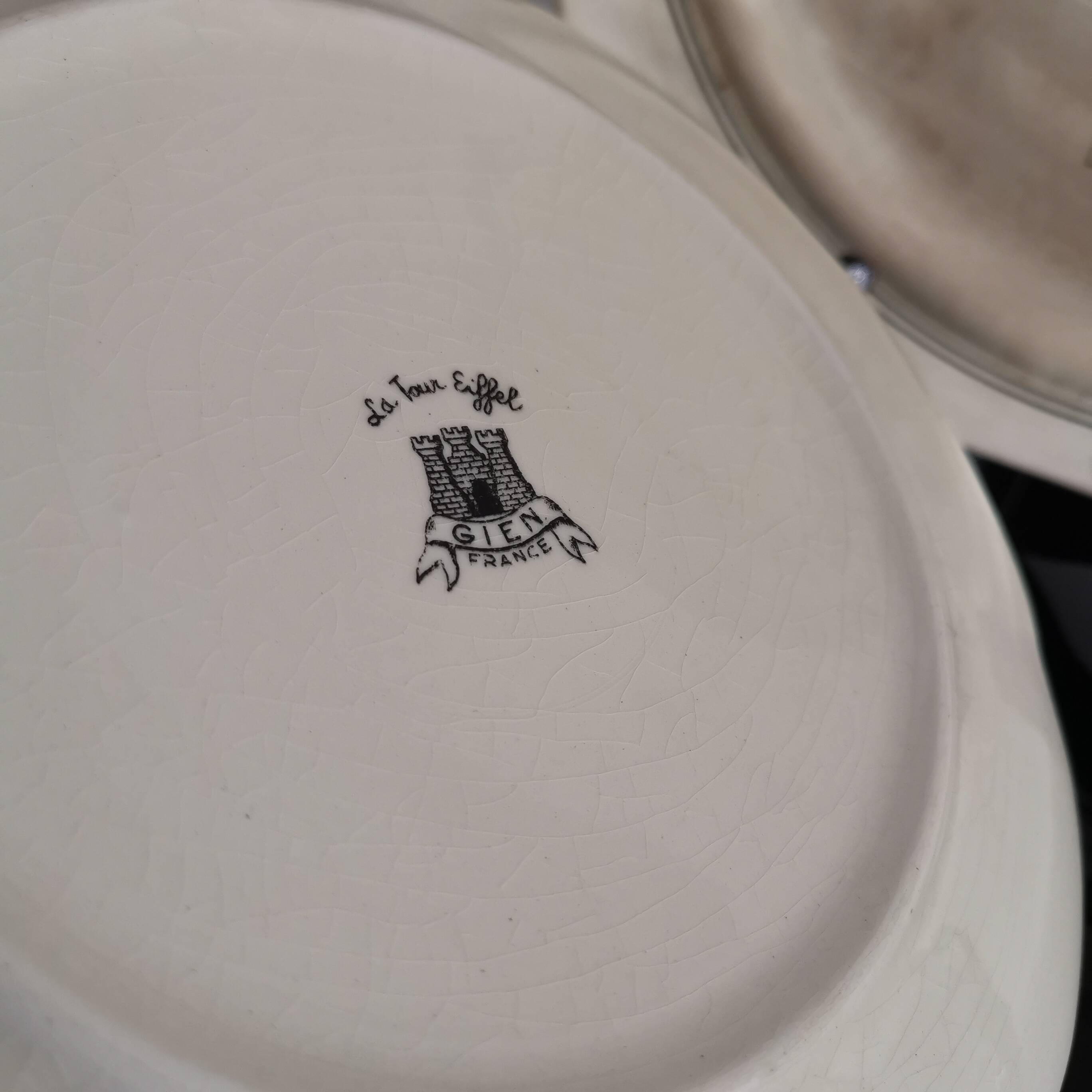 Série de 12 assiettes à dessert et son plateau à gâteaux Gien Paris Monuments