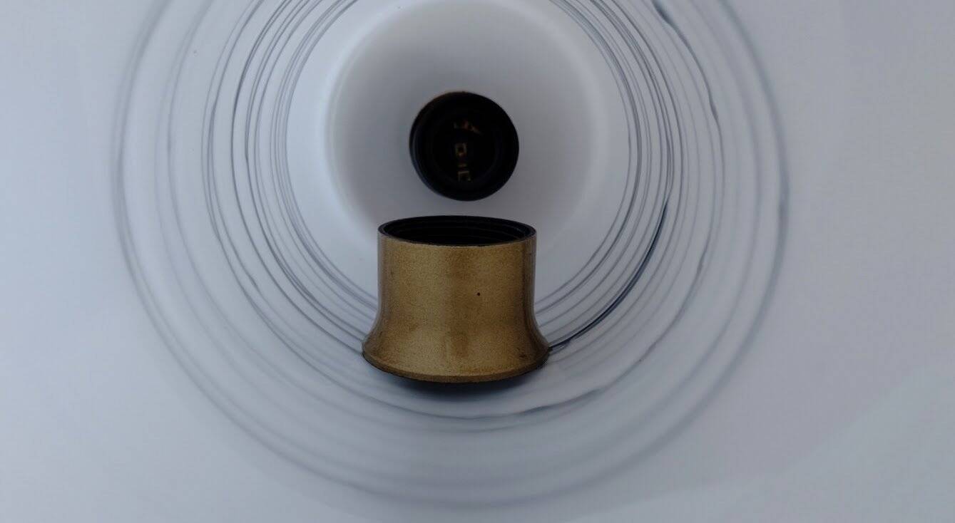 Suspension cylindrique en opaline zébré verre et teck vernis