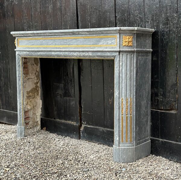 Cheminée demi lune de style Louis XVI en marbre vers 1880