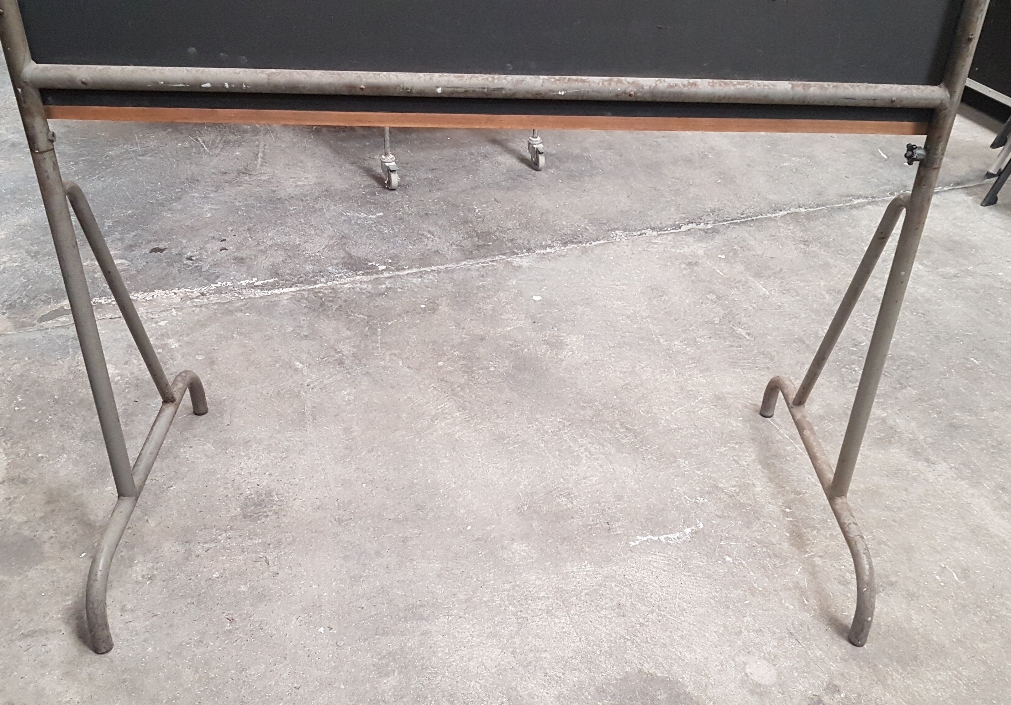 School board mounted on tubular feet