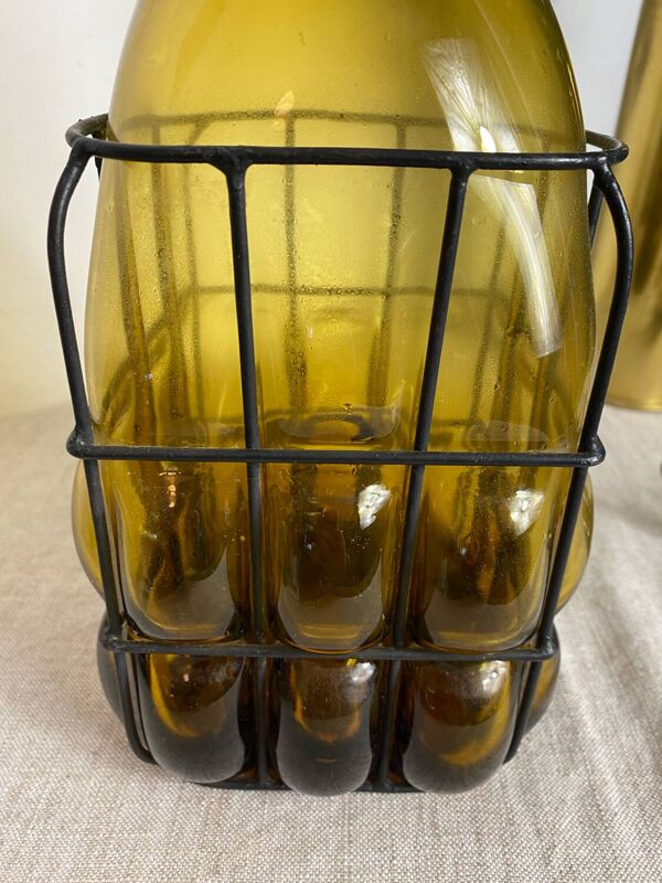 Carafe en verre enchâssée dans du fer forgé