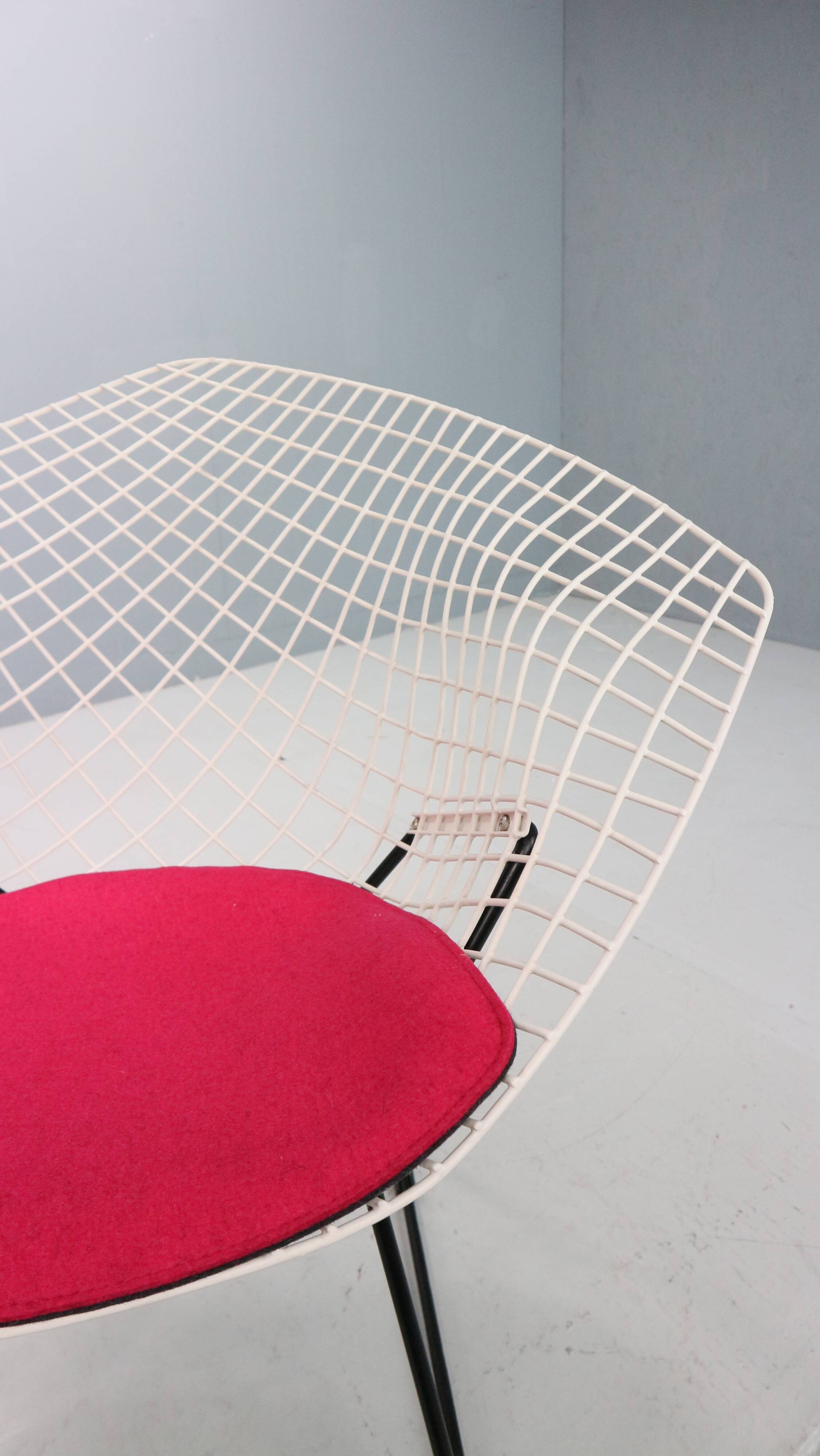 Diamond chair by Harry Bertoia in white & black metal and new seating 1960s