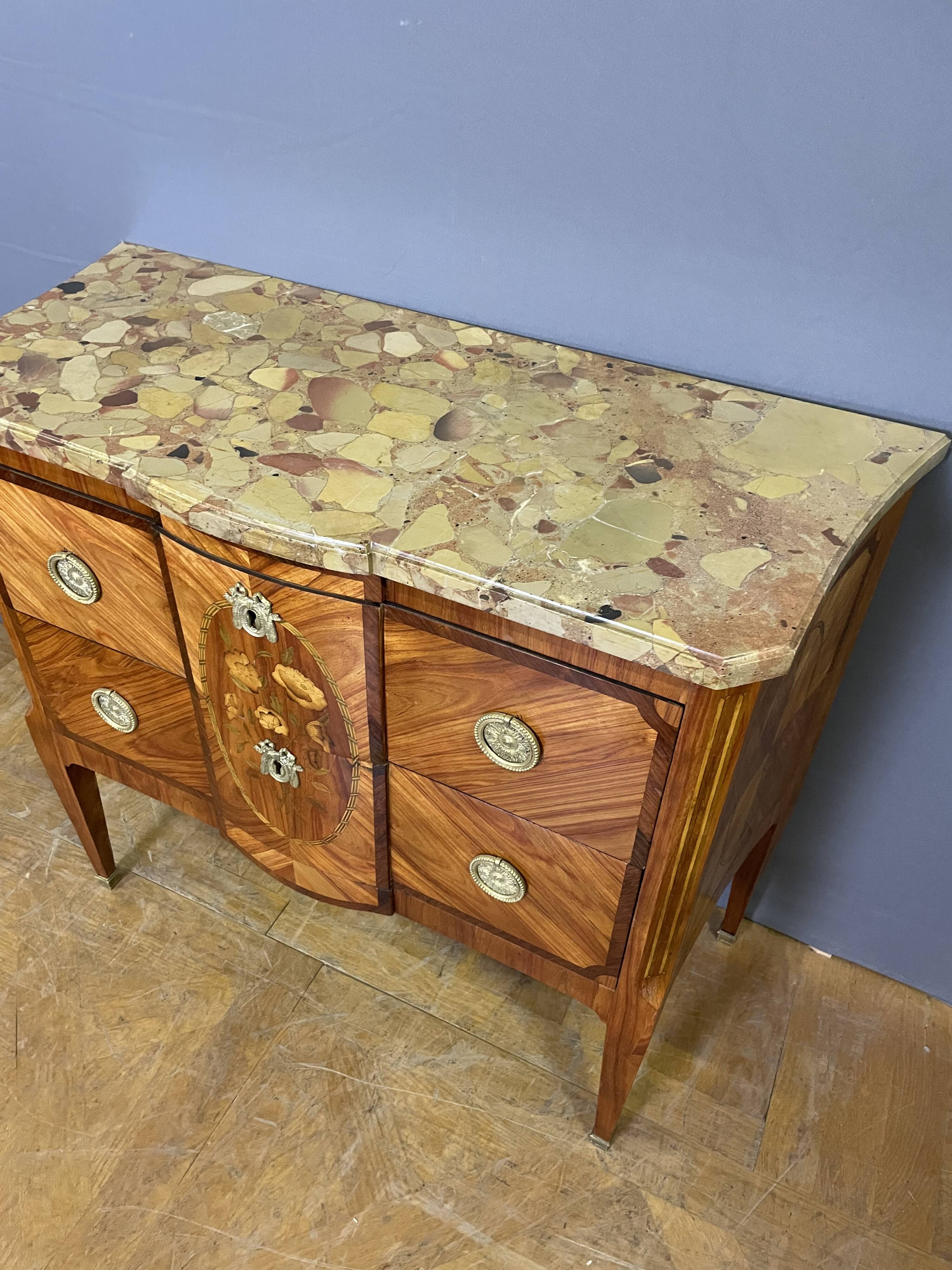 Chest of drawers with a central projection from around 1880