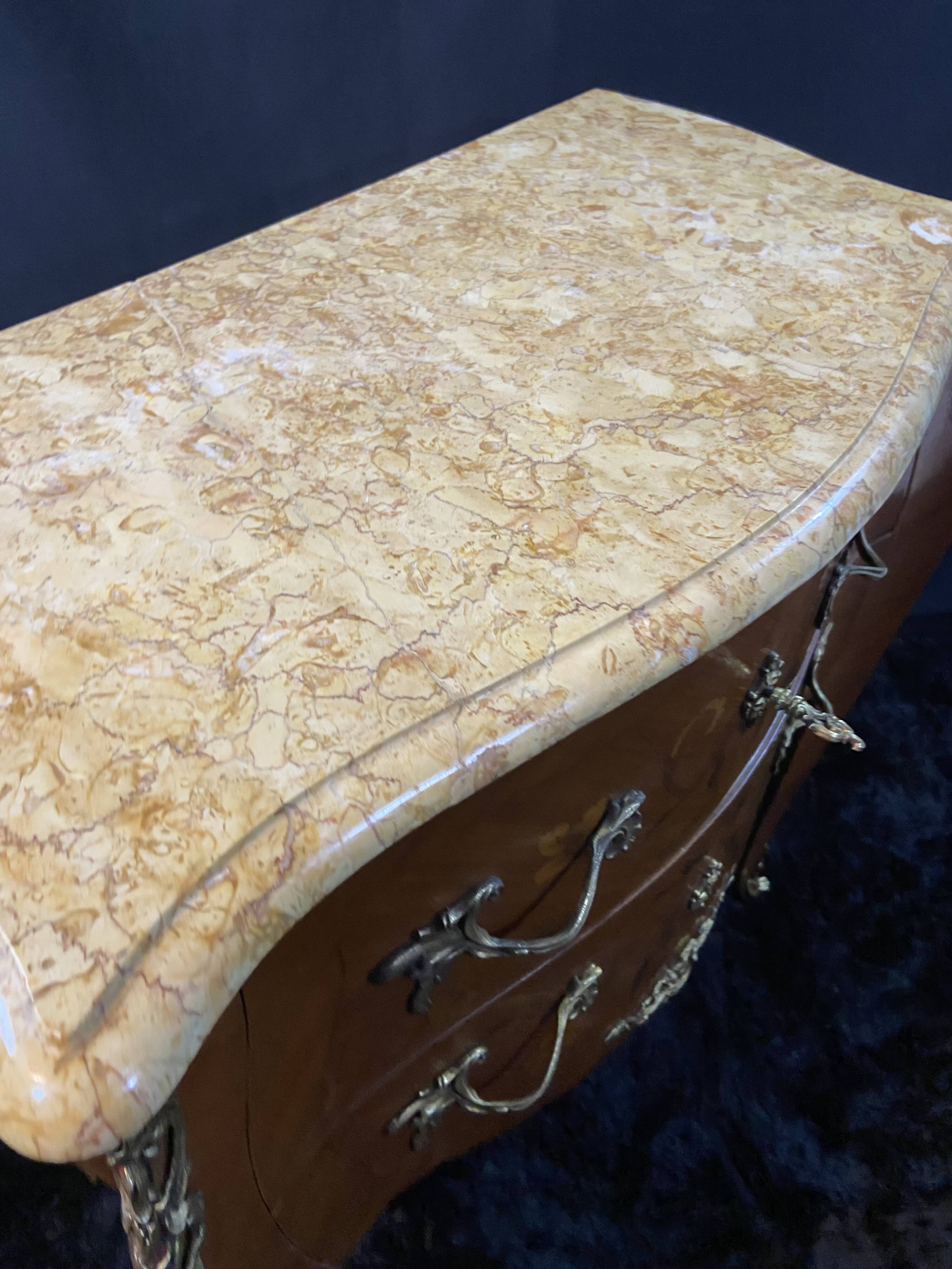 Petite commode toutes faces galbées à décor marqueté et bronze style Louis