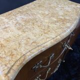 Petite commode toutes faces galbées à décor marqueté et bronze style Louis