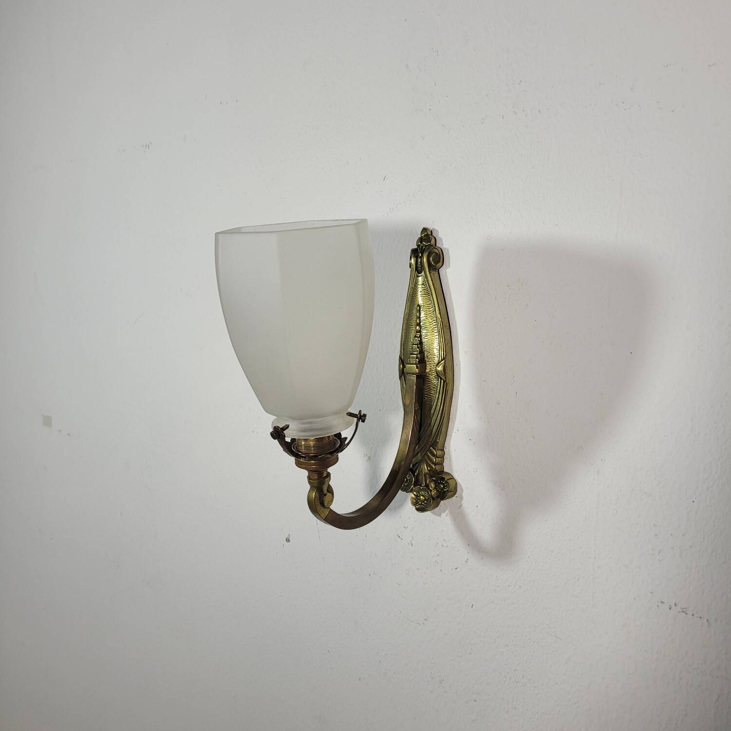 Vintage wall lamp in brass and frosted glass 1950s