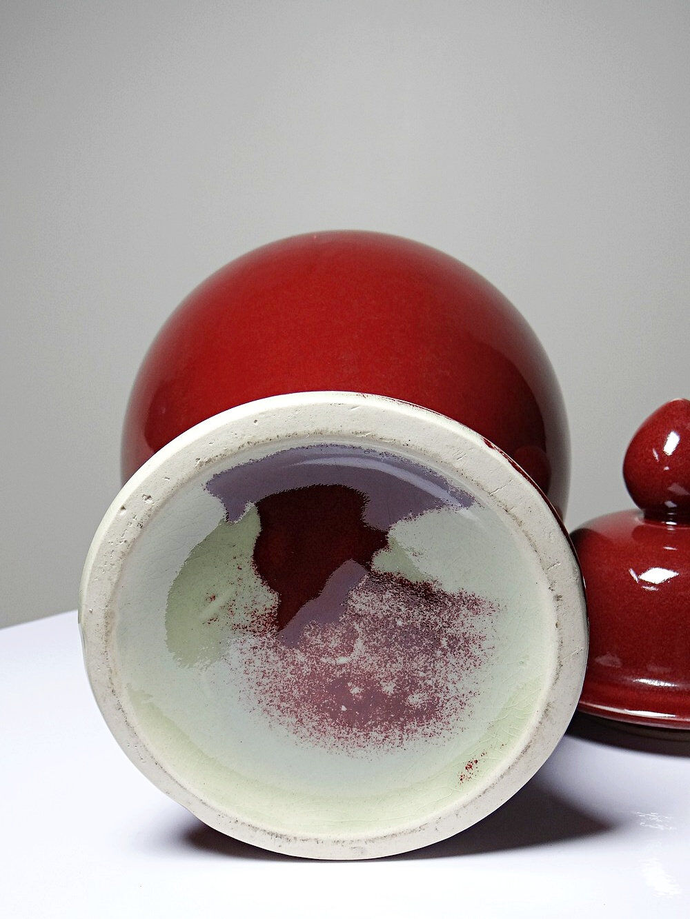 Covered vase, Chinese ginger jar in oxblood and celadon ceramic.