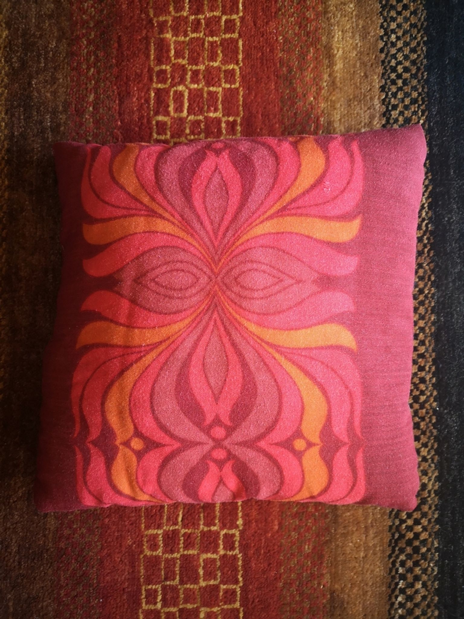 Vintage flower power/psychedelic cushion - 1970s