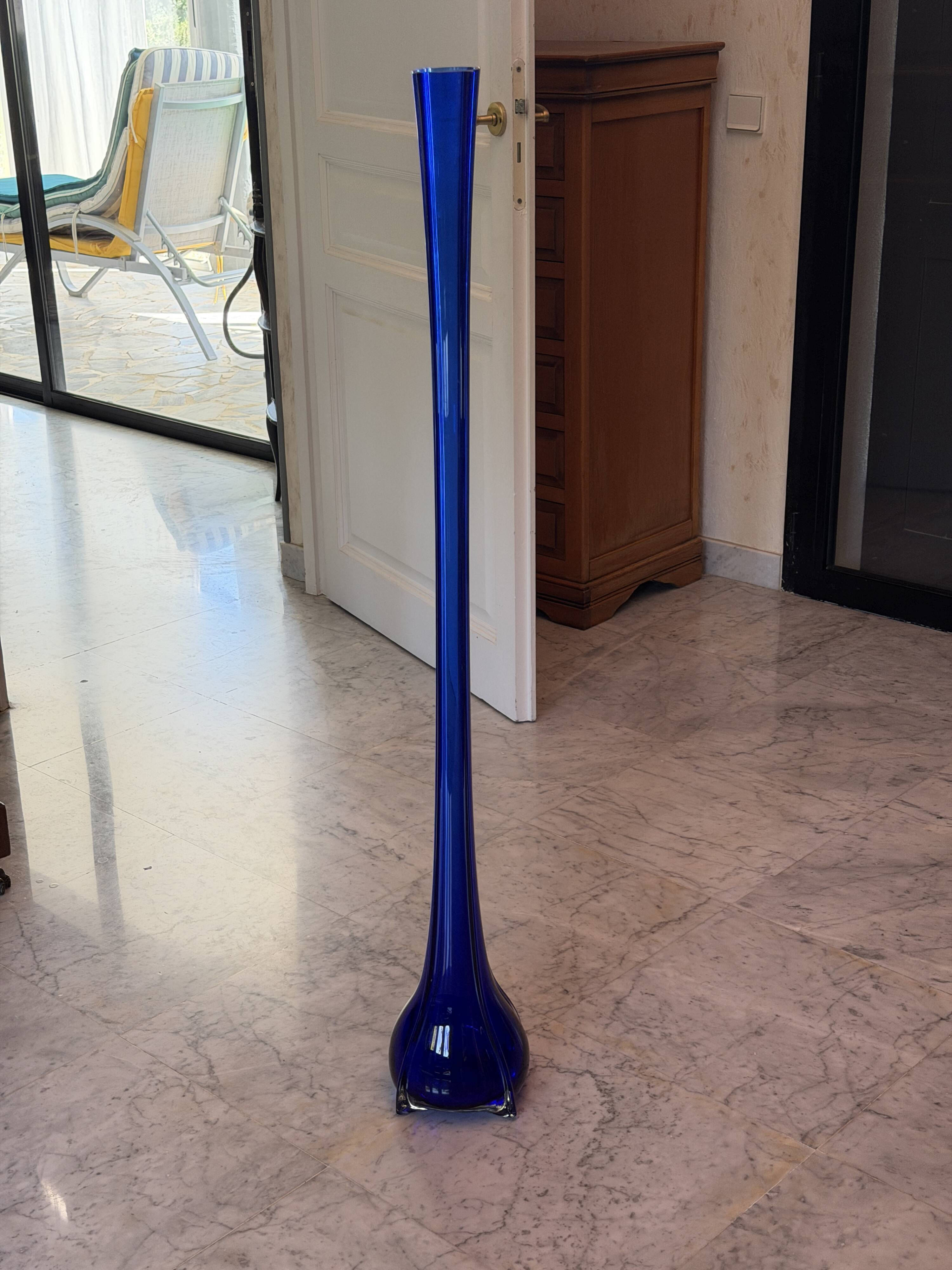 Vase sculpturale vintage en verre bleu cobalt