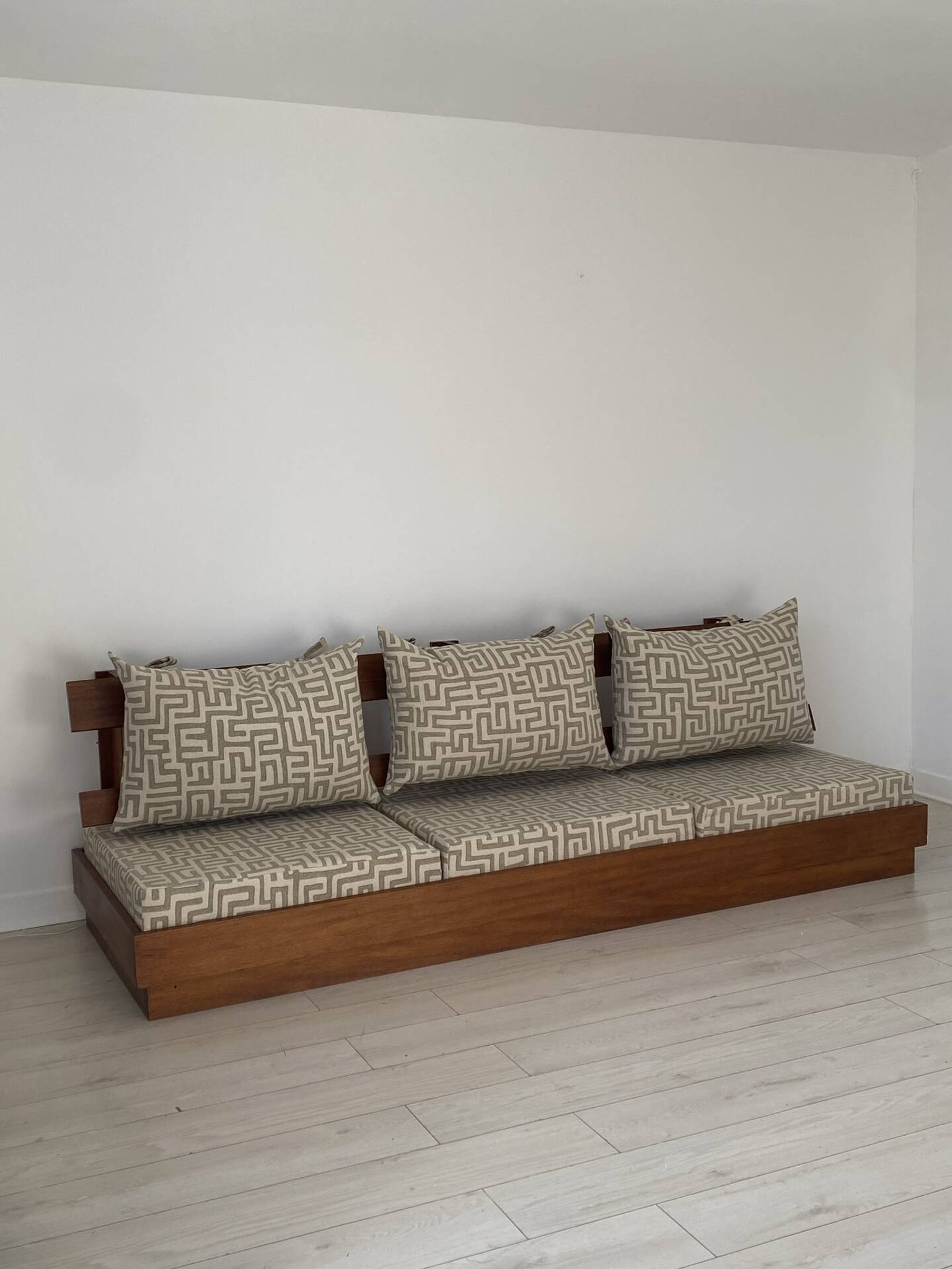 Banquette murale brutaliste