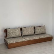 Banquette murale brutaliste