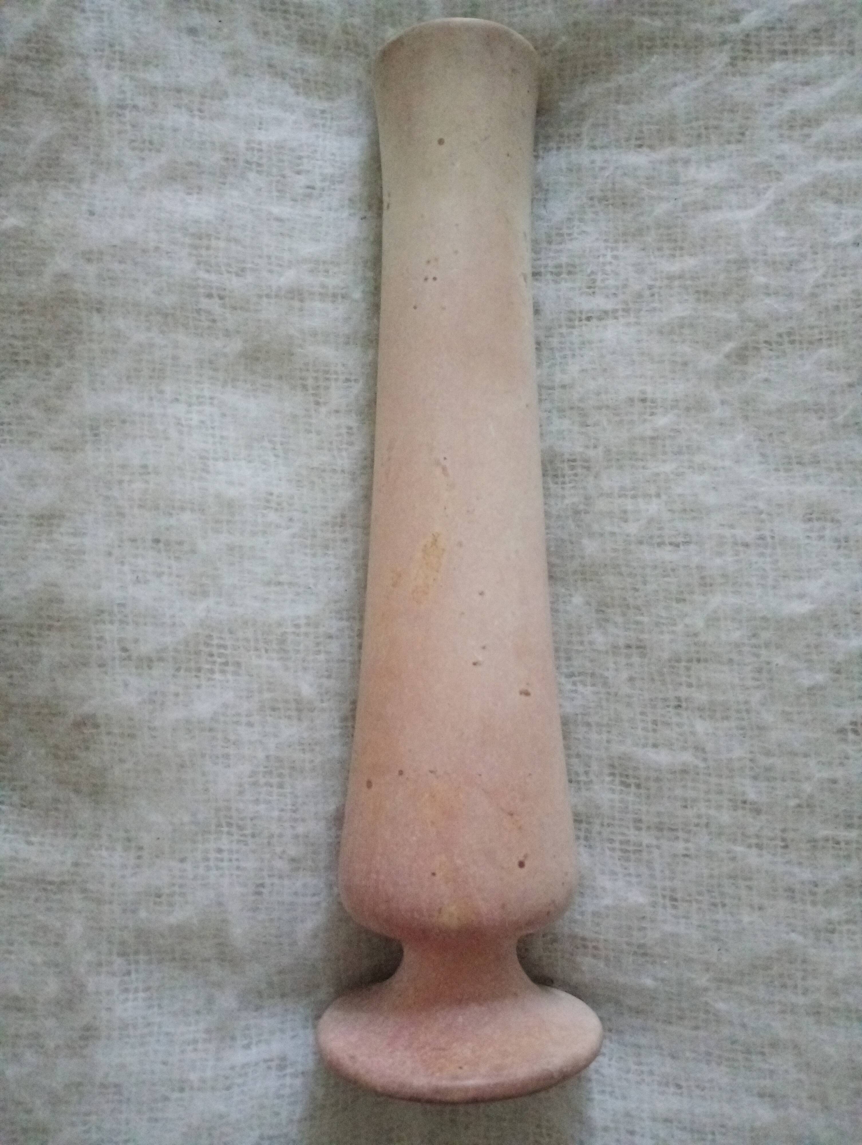 Vase haut en pierre sculptée rose-beige
