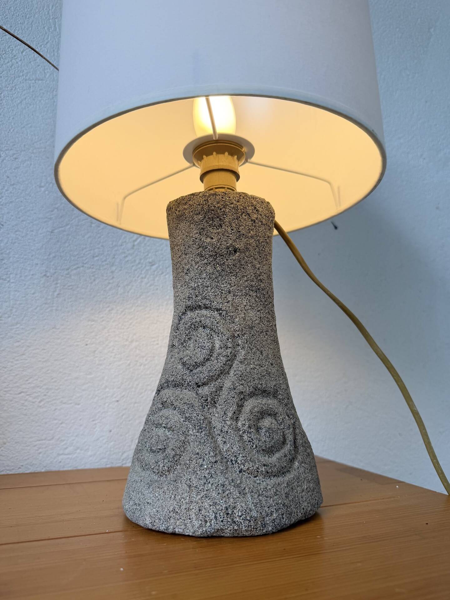 Lampe de bureau ou de table granit pierre sculptée 1970