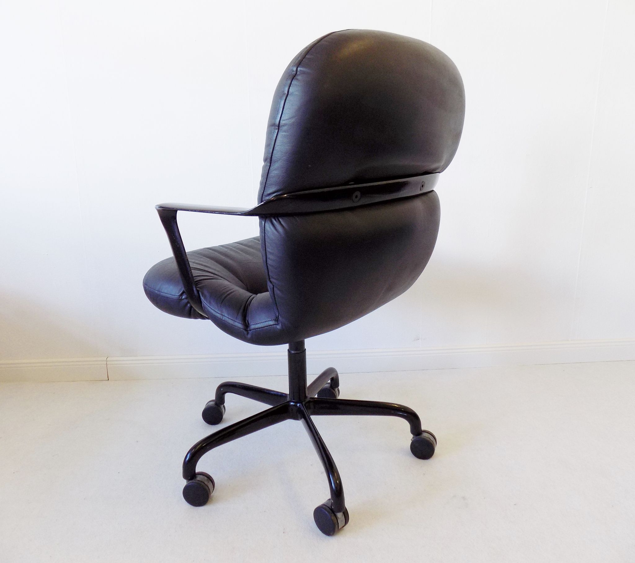 Black leather office chair 2328 by Bruce Hannah & Andrew Morrison