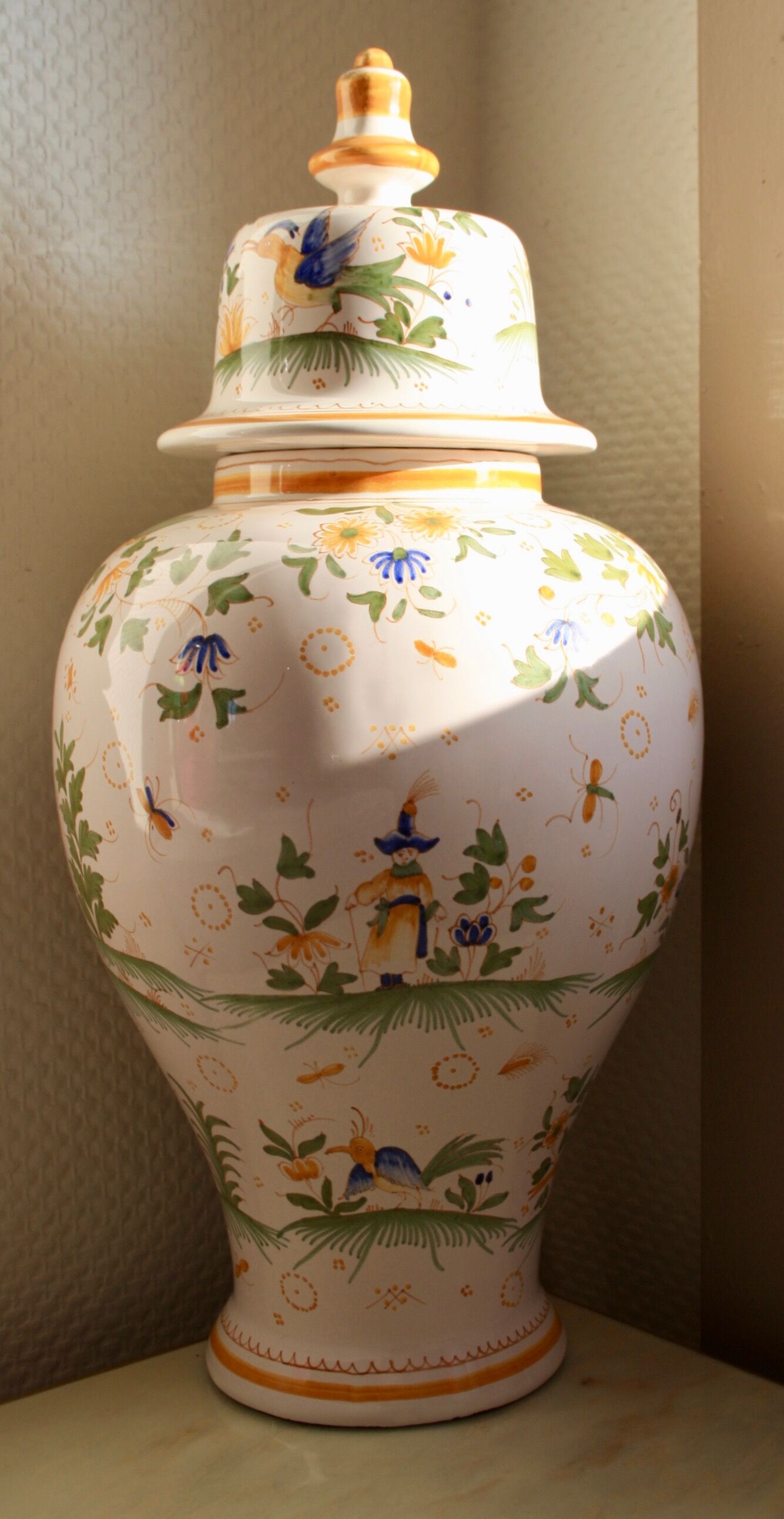Signed vase or Pot Moustiers