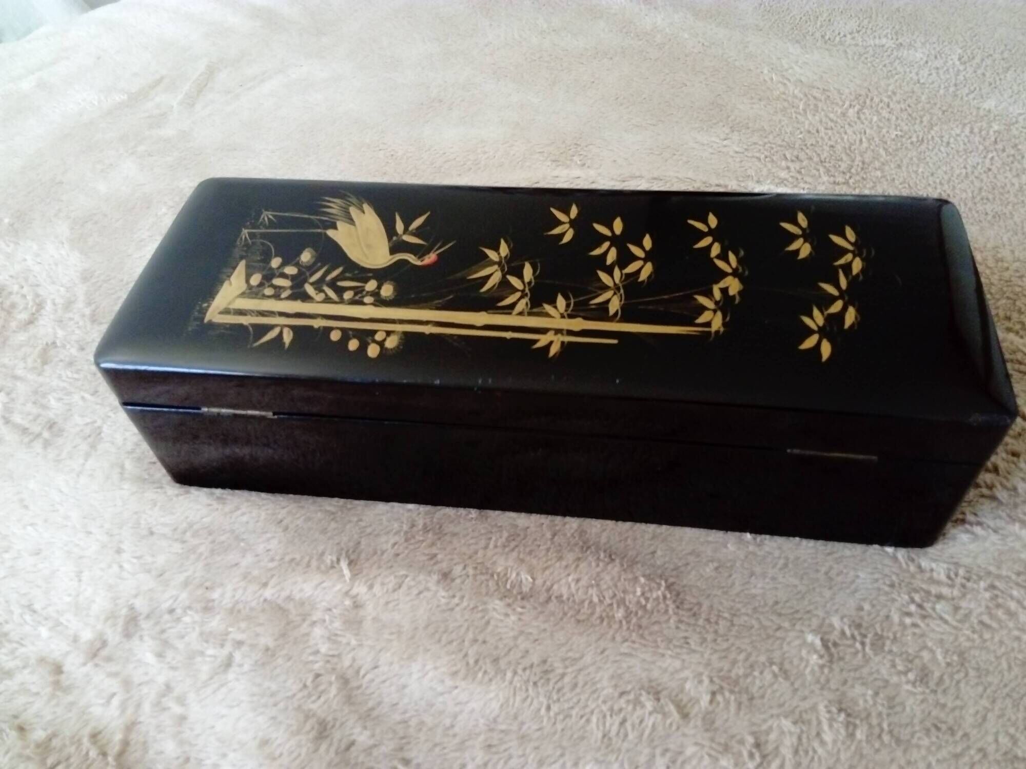 Glove box in lacquered wood decorated with a crane among bamboos. China, Japan?