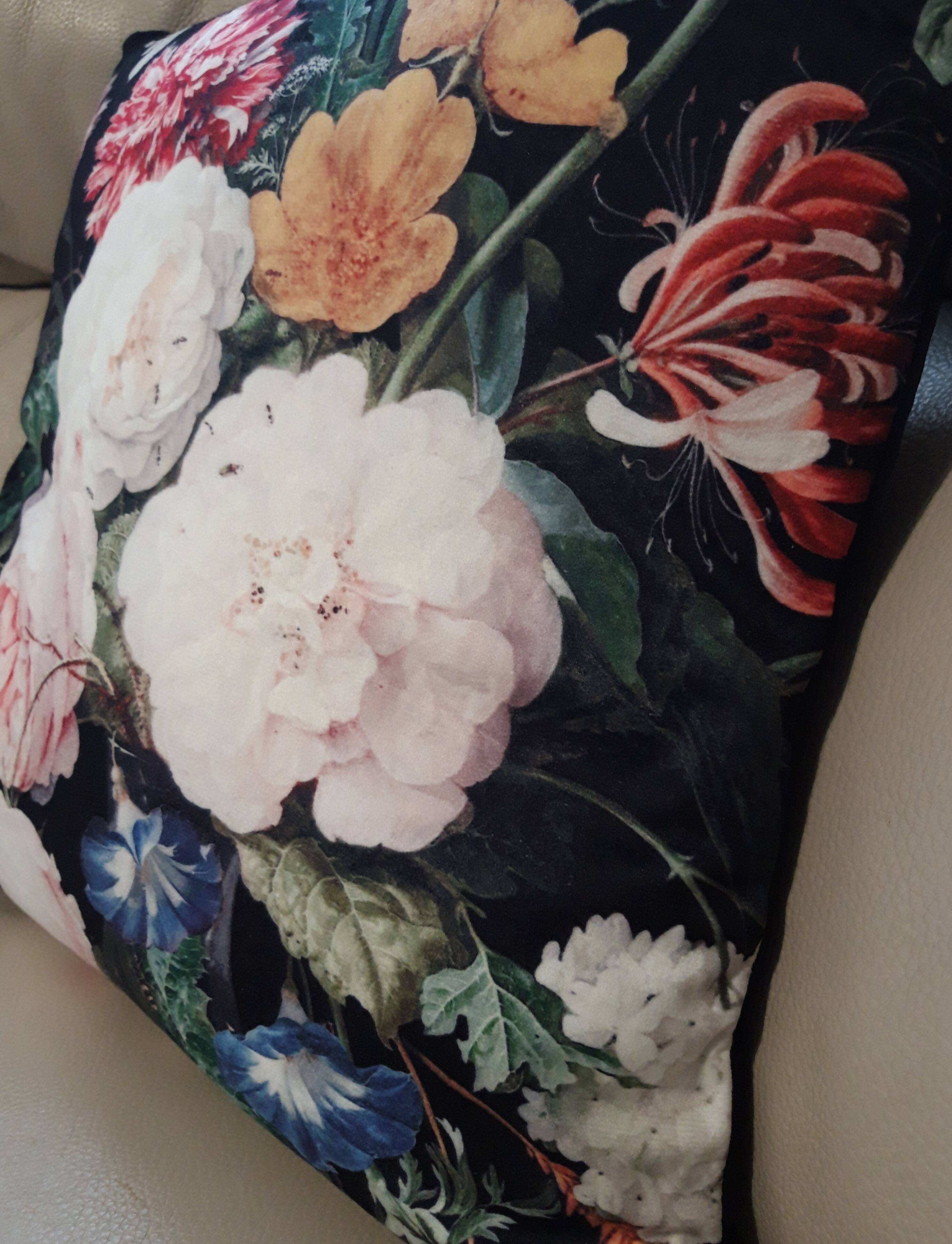 Flower cushion in velvet