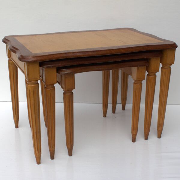 Vieille ensemble mid century ensemble de 3 tables  gigogne
